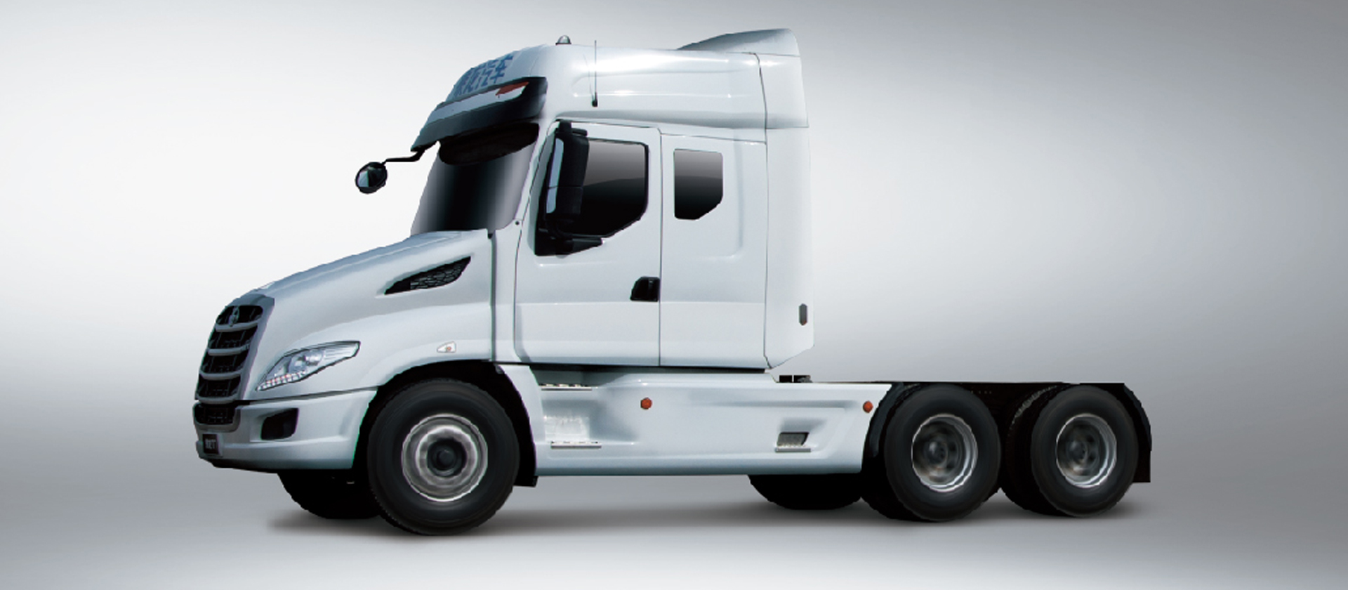 T7牽引車 美式長頭造型：長頭造型設(shè)計，對駕駛員形成天然保護，同時降低駕駛室重心與側(cè)翻風險